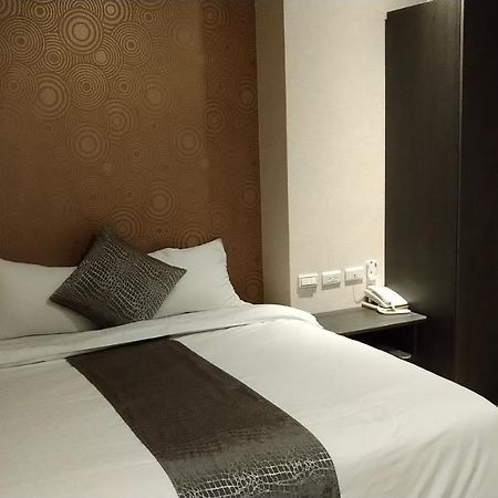 Boston Plus Hotel Kota Chiayi Bagian luar foto