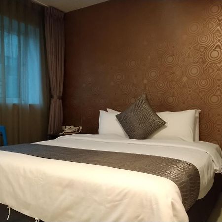 Boston Plus Hotel Kota Chiayi Bagian luar foto