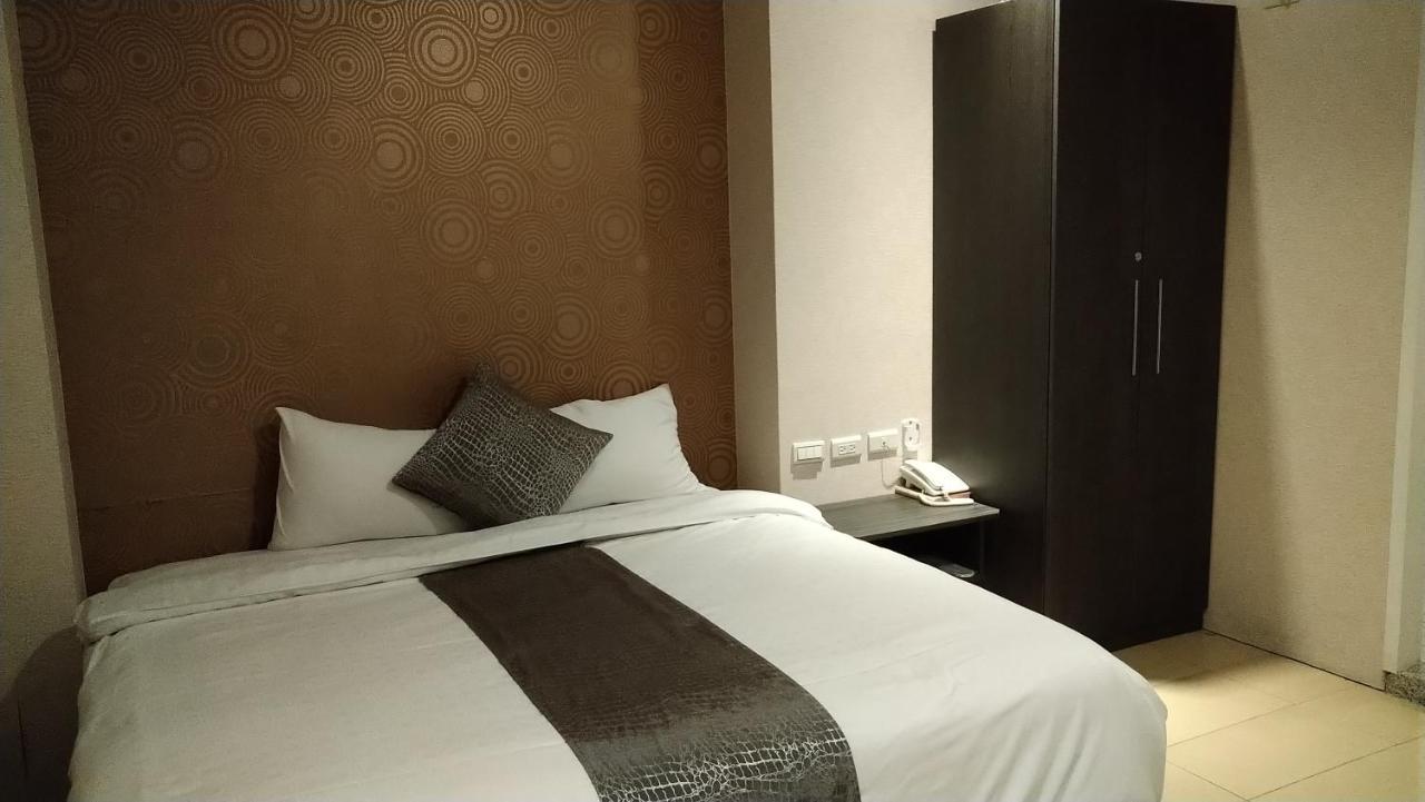 Boston Plus Hotel Kota Chiayi Bagian luar foto