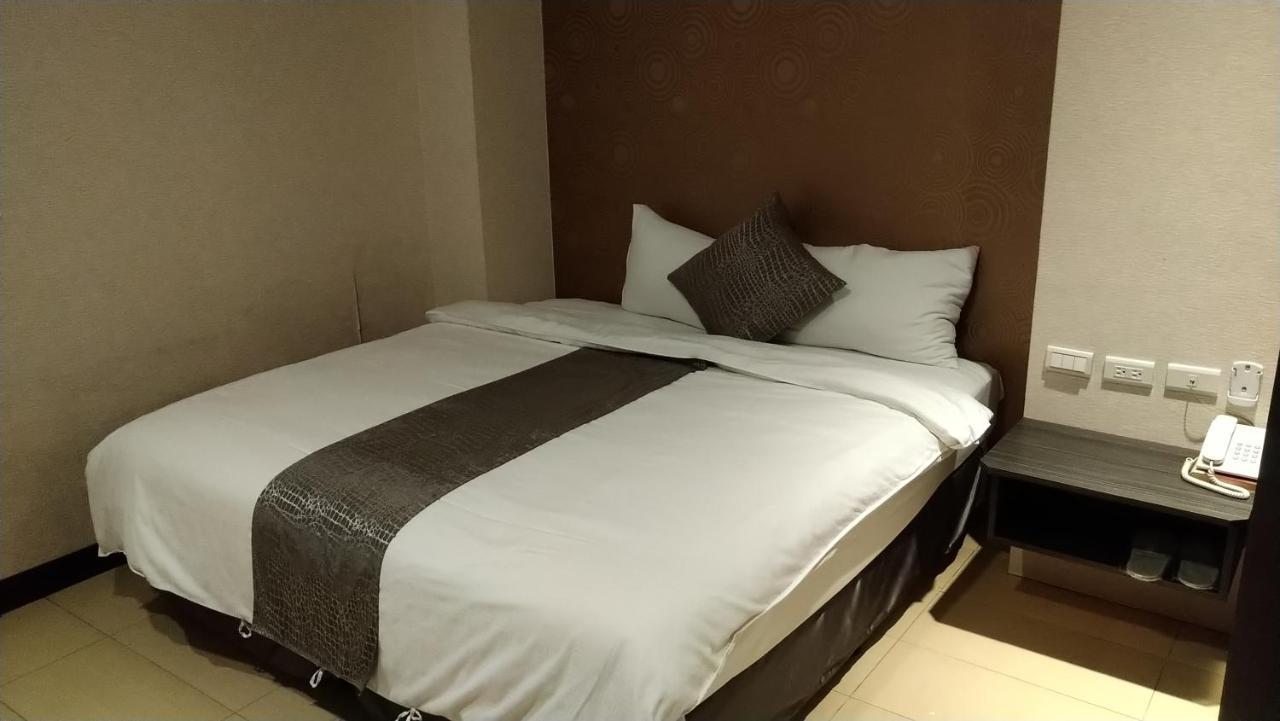Boston Plus Hotel Kota Chiayi Bagian luar foto