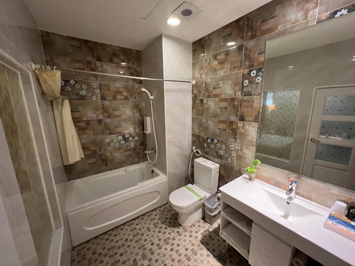 Boston Plus Hotel Kota Chiayi Bagian luar foto