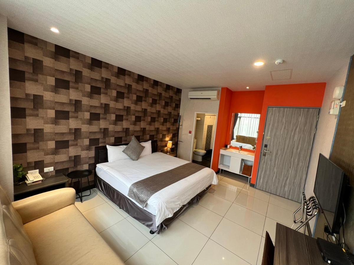Boston Plus Hotel Kota Chiayi Bagian luar foto