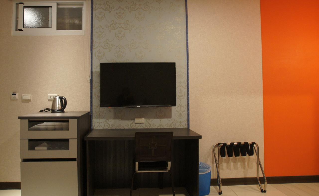 Boston Plus Hotel Kota Chiayi Bagian luar foto