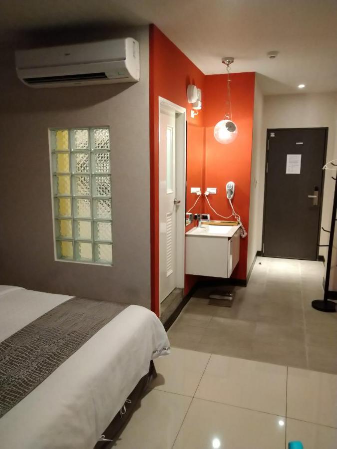 Boston Plus Hotel Kota Chiayi Bagian luar foto