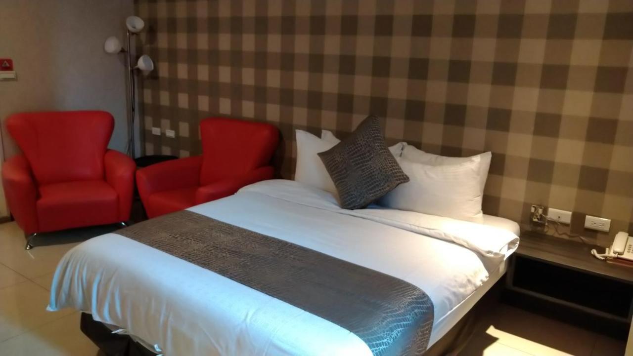 Boston Plus Hotel Kota Chiayi Bagian luar foto