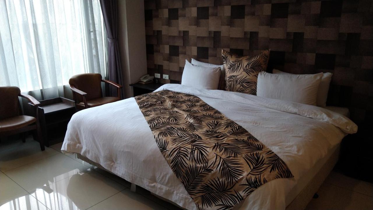 Boston Plus Hotel Kota Chiayi Bagian luar foto