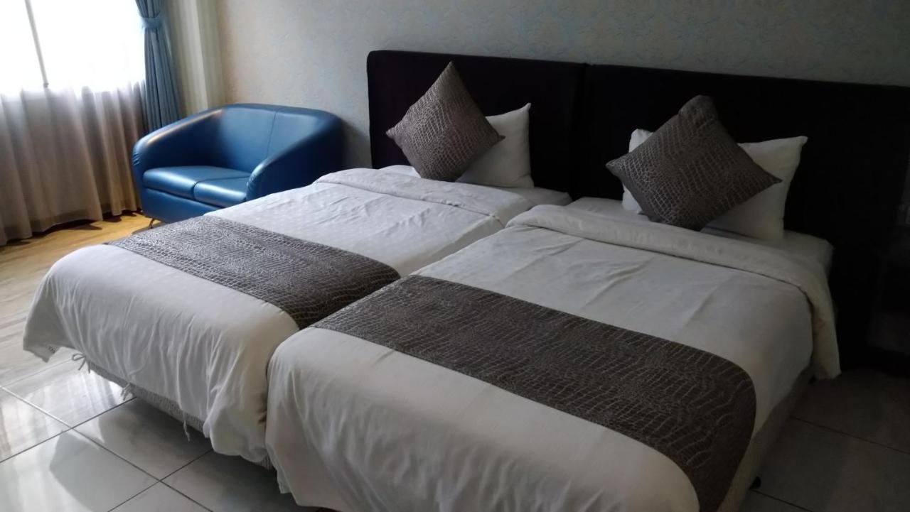 Boston Plus Hotel Kota Chiayi Bagian luar foto