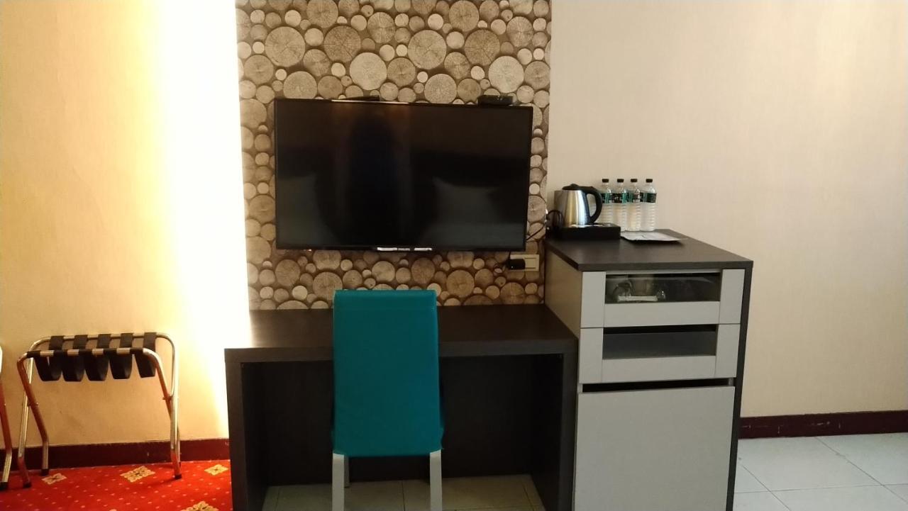 Boston Plus Hotel Kota Chiayi Bagian luar foto