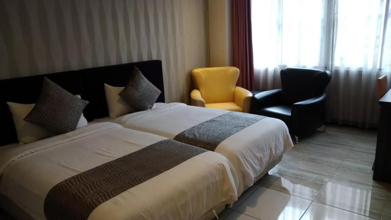 Boston Plus Hotel Kota Chiayi Bagian luar foto