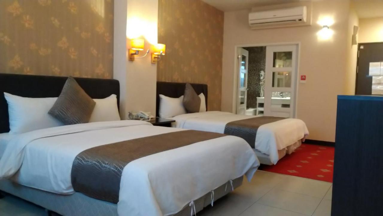 Boston Plus Hotel Kota Chiayi Bagian luar foto
