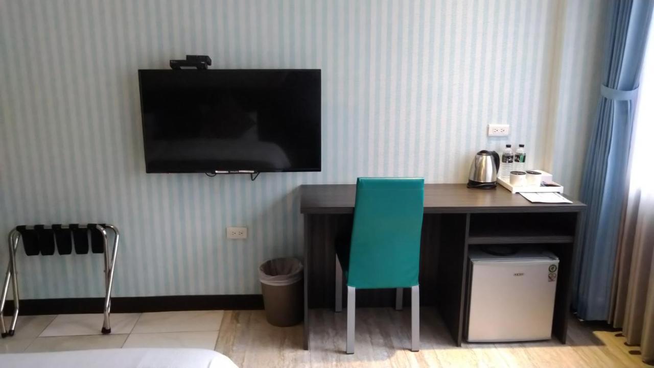 Boston Plus Hotel Kota Chiayi Bagian luar foto